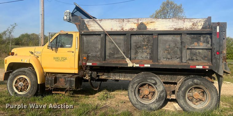 image for item LI9637 1990 Ford FT900  dump truck