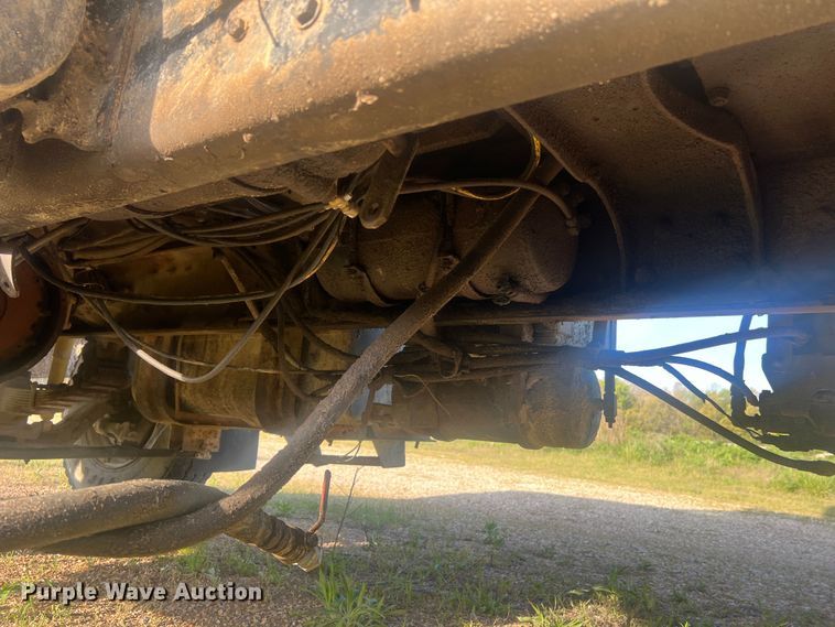 image for item LI9637 1990 Ford FT900  dump truck