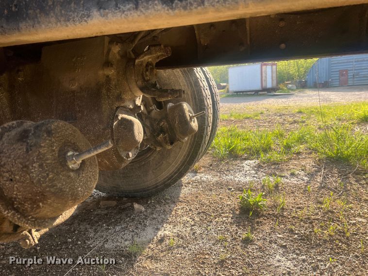 image for item LI9637 1990 Ford FT900  dump truck