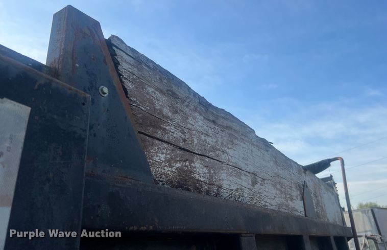 image for item LI9637 1990 Ford FT900  dump truck