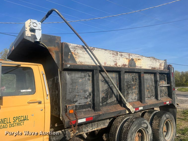 image for item LI9637 1990 Ford FT900  dump truck