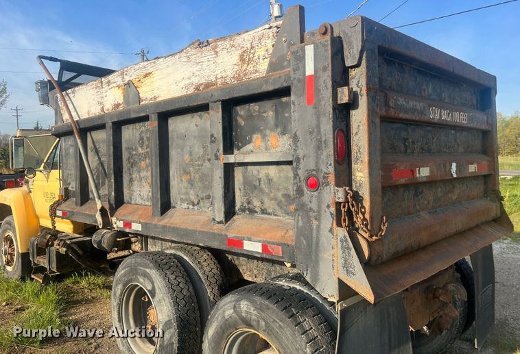 image for item LI9637 1990 Ford FT900  dump truck