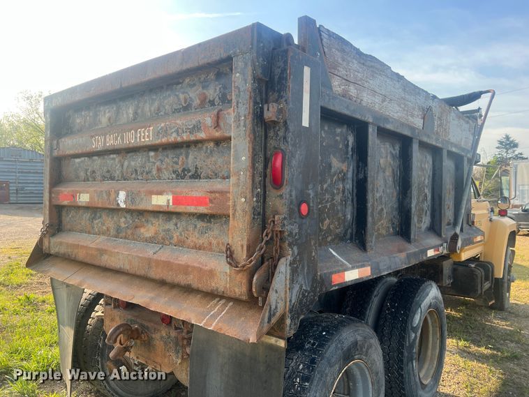image for item LI9637 1990 Ford FT900  dump truck