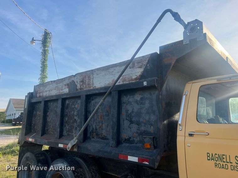 image for item LI9637 1990 Ford FT900  dump truck