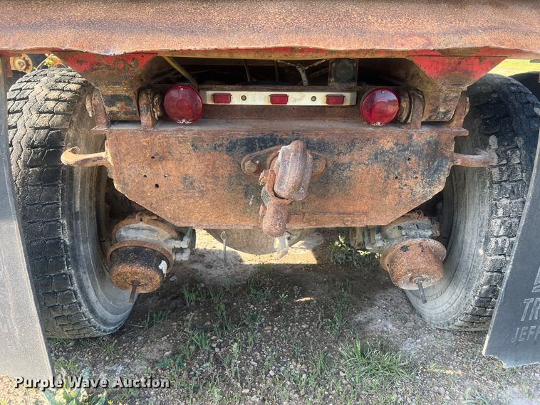 image for item LI9637 1990 Ford FT900  dump truck