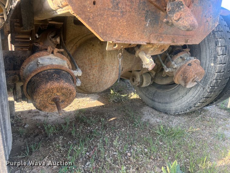 image for item LI9637 1990 Ford FT900  dump truck