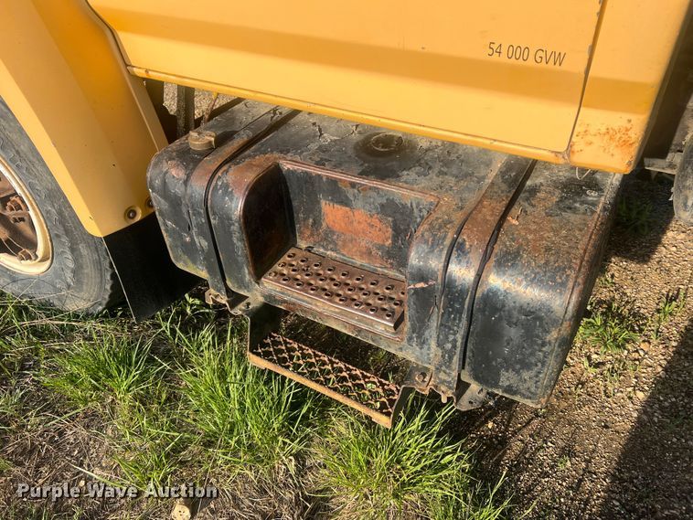 image for item LI9637 1990 Ford FT900  dump truck