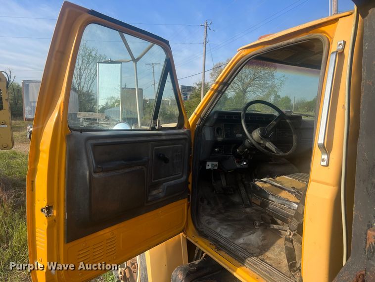 image for item LI9637 1990 Ford FT900  dump truck