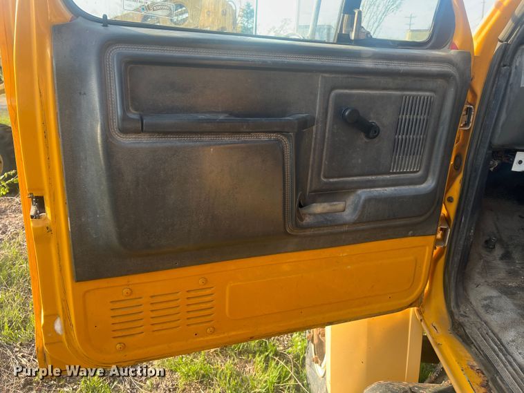 image for item LI9637 1990 Ford FT900  dump truck