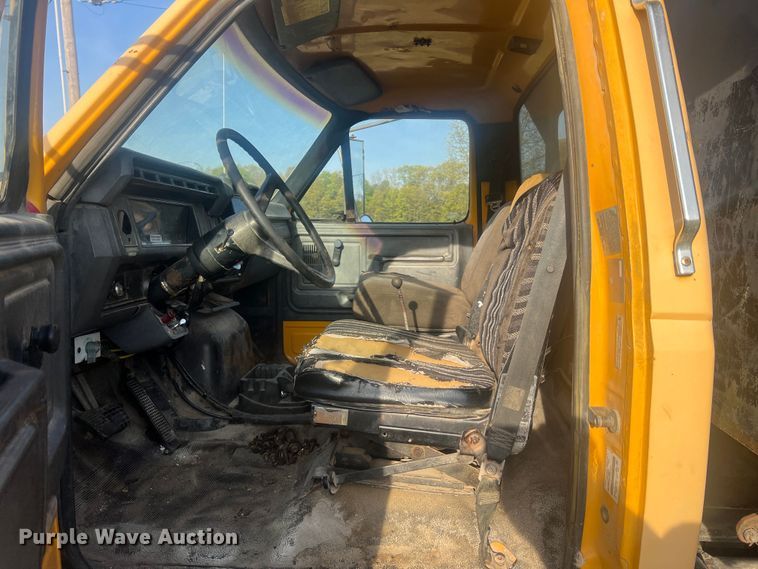 image for item LI9637 1990 Ford FT900  dump truck