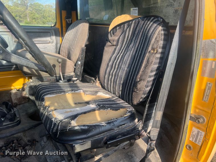 image for item LI9637 1990 Ford FT900  dump truck