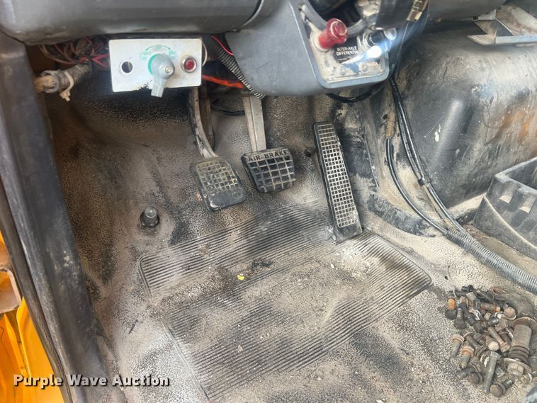 image for item LI9637 1990 Ford FT900  dump truck