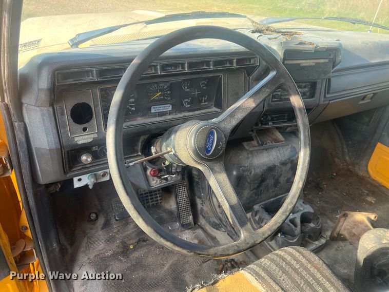 image for item LI9637 1990 Ford FT900  dump truck