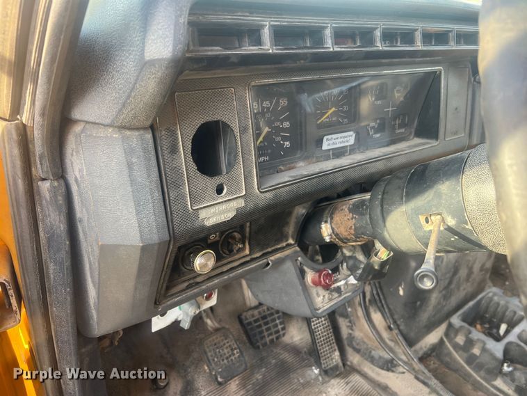 image for item LI9637 1990 Ford FT900  dump truck