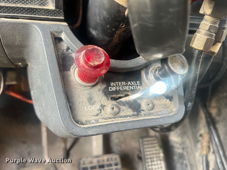 image for item LI9637 1990 Ford FT900  dump truck