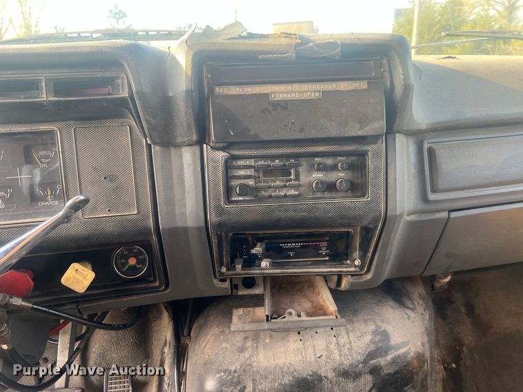 image for item LI9637 1990 Ford FT900  dump truck