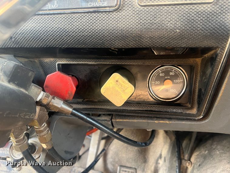 image for item LI9637 1990 Ford FT900  dump truck