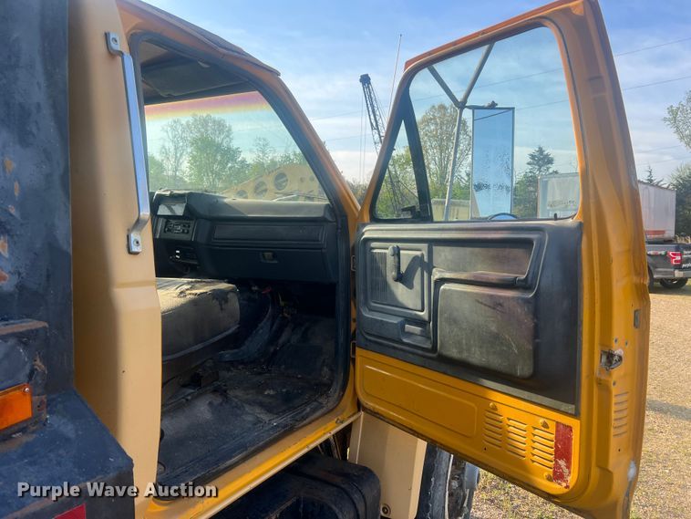 image for item LI9637 1990 Ford FT900  dump truck