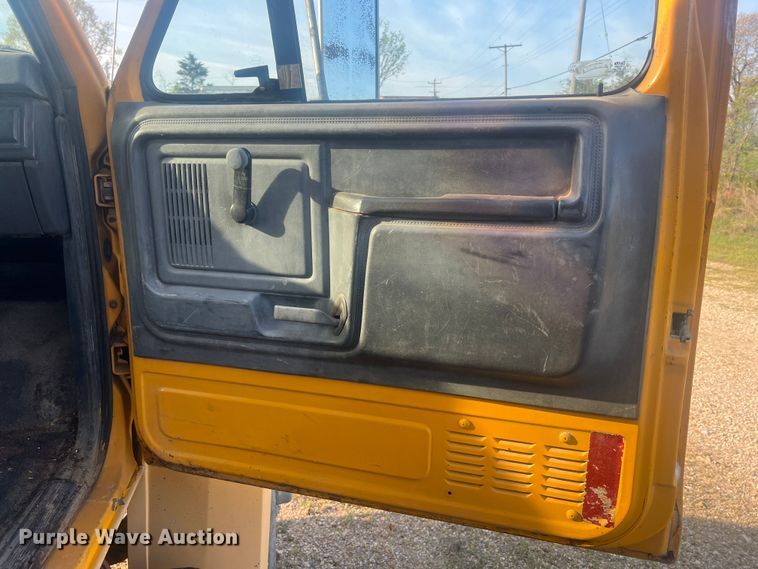 image for item LI9637 1990 Ford FT900  dump truck