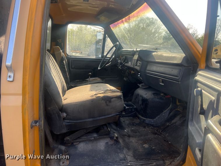 image for item LI9637 1990 Ford FT900  dump truck