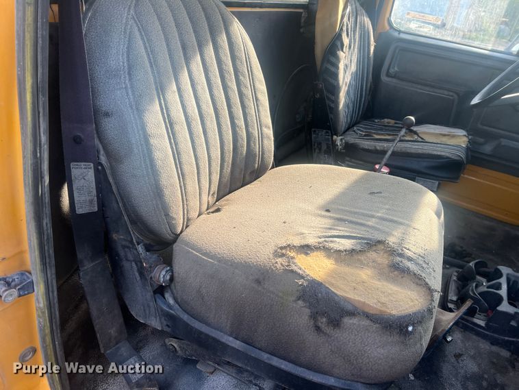 image for item LI9637 1990 Ford FT900  dump truck