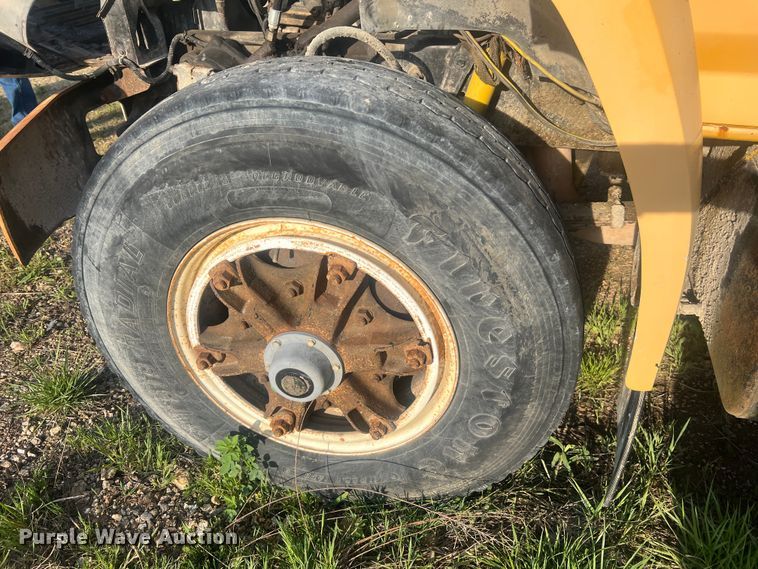 image for item LI9637 1990 Ford FT900  dump truck