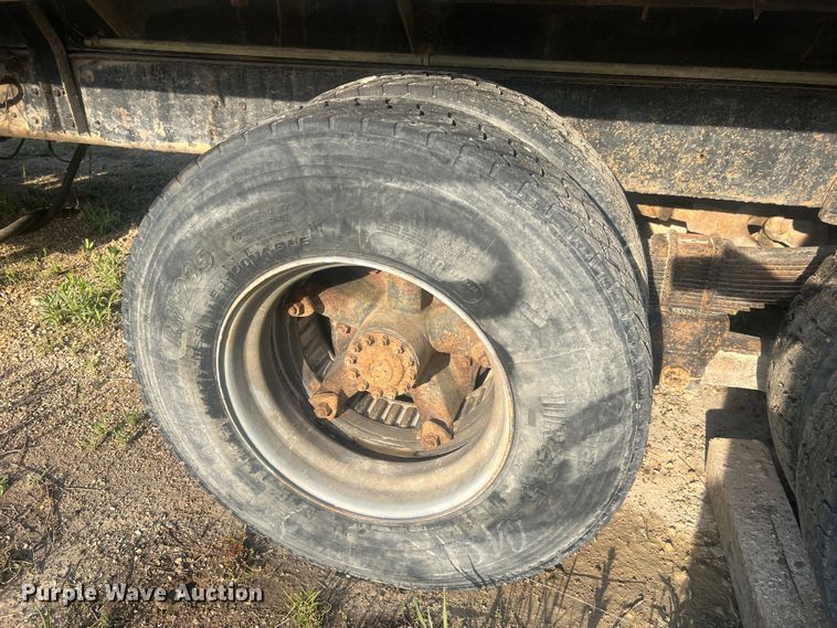 image for item LI9637 1990 Ford FT900  dump truck