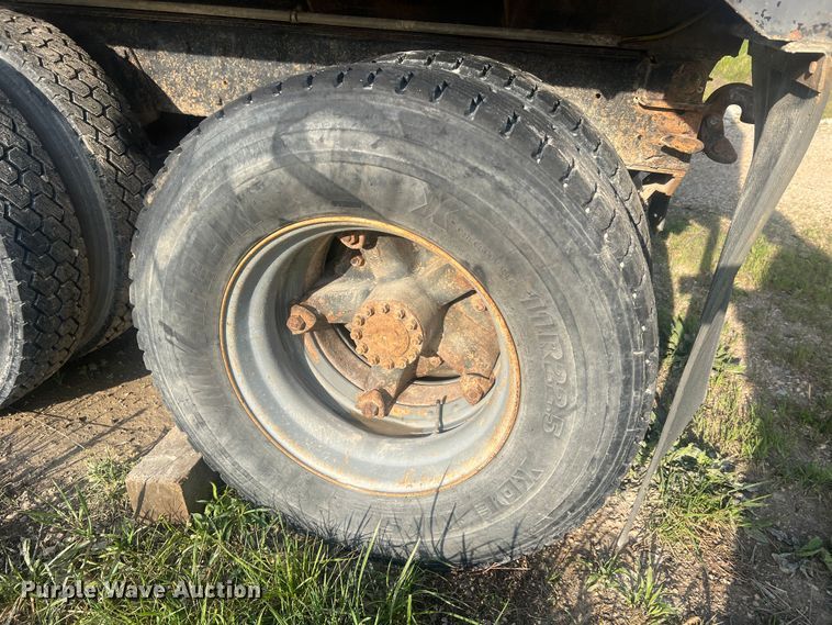 image for item LI9637 1990 Ford FT900  dump truck