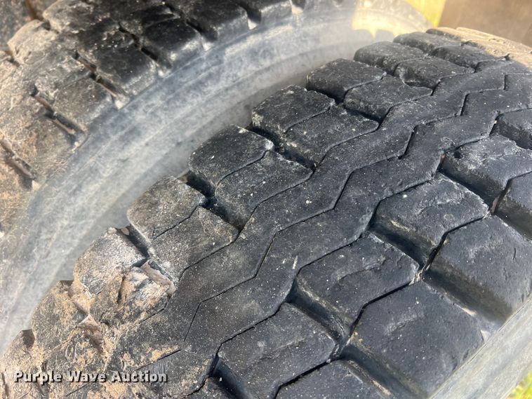 image for item LI9637 1990 Ford FT900  dump truck