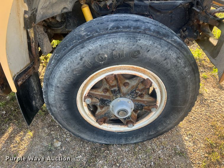 image for item LI9637 1990 Ford FT900  dump truck