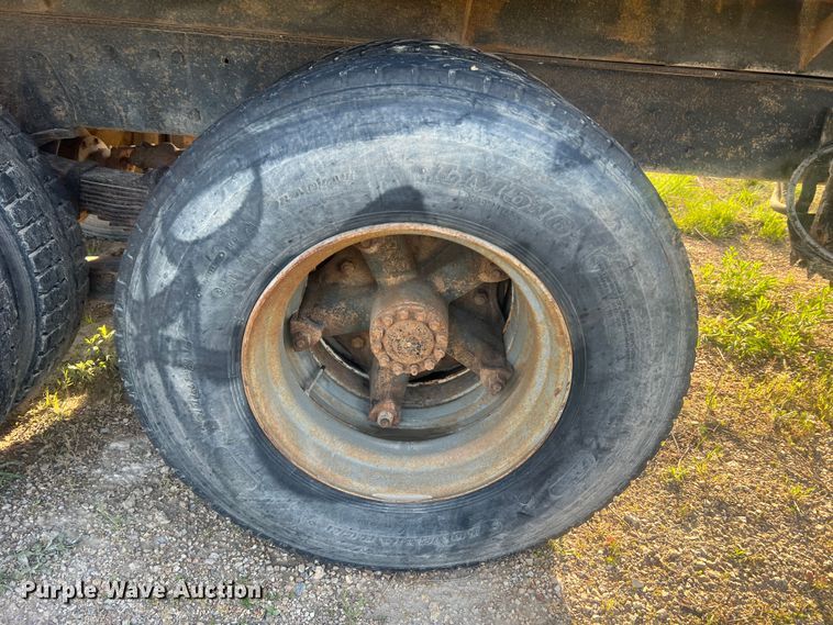 image for item LI9637 1990 Ford FT900  dump truck