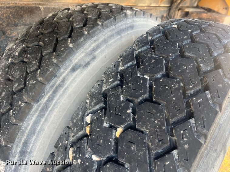 image for item LI9637 1990 Ford FT900  dump truck