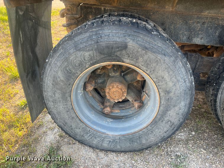 image for item LI9637 1990 Ford FT900  dump truck