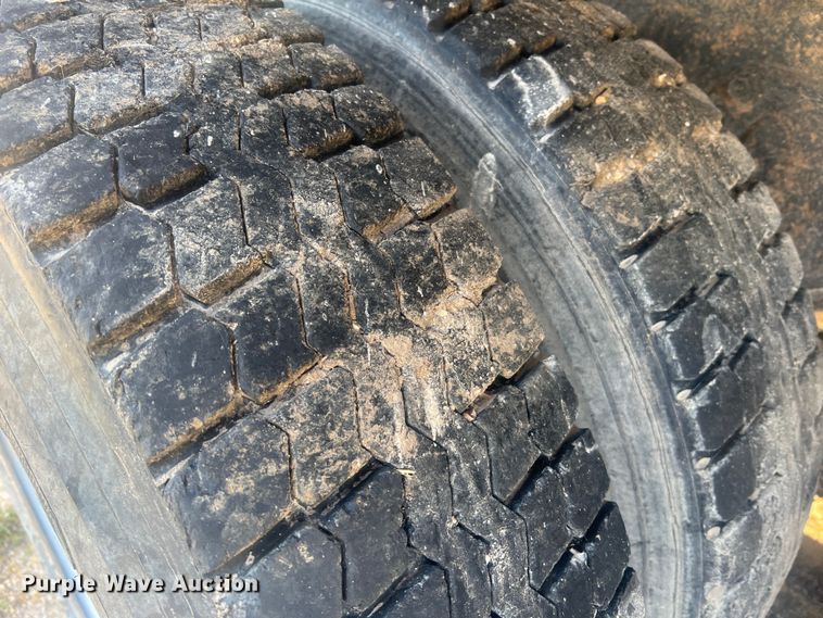 image for item LI9637 1990 Ford FT900  dump truck