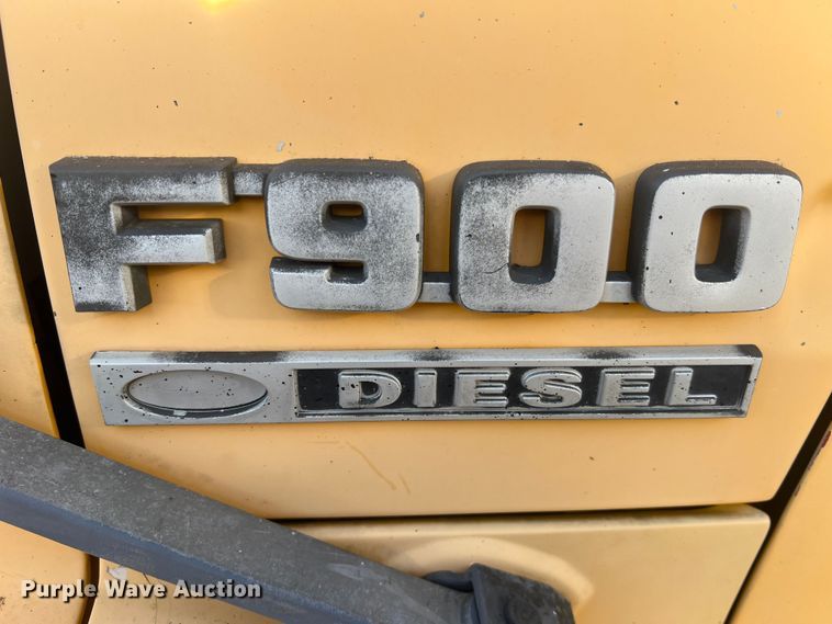 image for item LI9637 1990 Ford FT900  dump truck