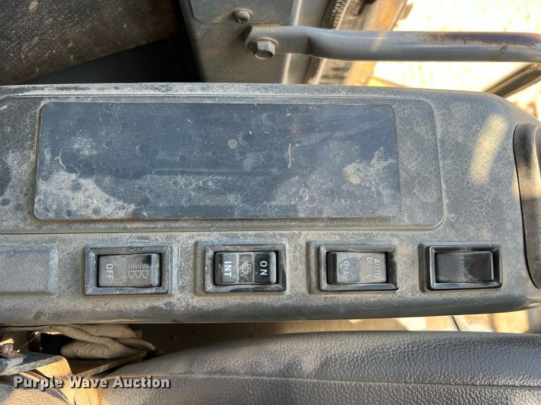 image for item LI9670 2000 Komatsu PC228USLC-2  excavator