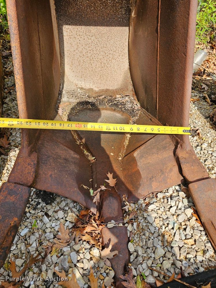 image for item LI9670 2000 Komatsu PC228USLC-2  excavator