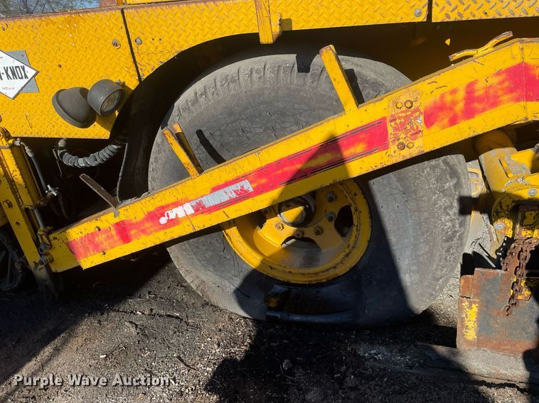 image for item LJ9624 1988 Blaw Knox PF-172  paver