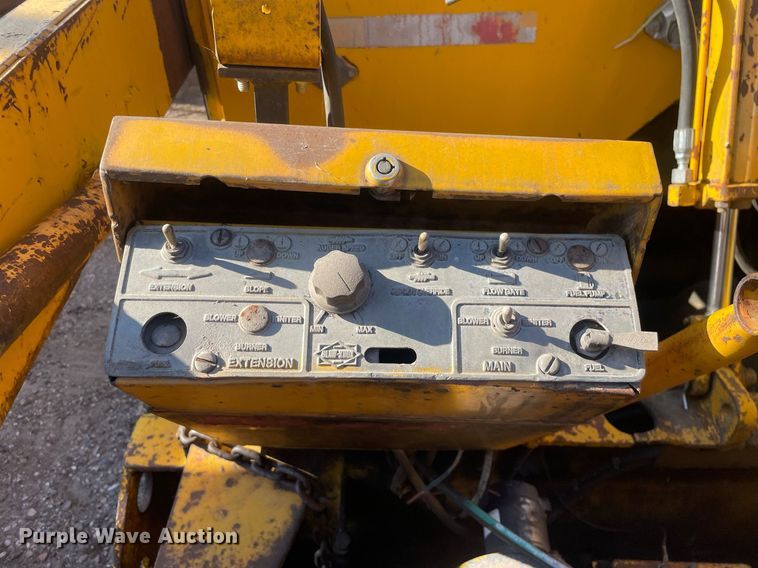 image for item LJ9624 1988 Blaw Knox PF-172  paver