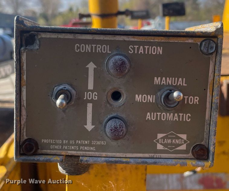 image for item LJ9624 1988 Blaw Knox PF-172  paver