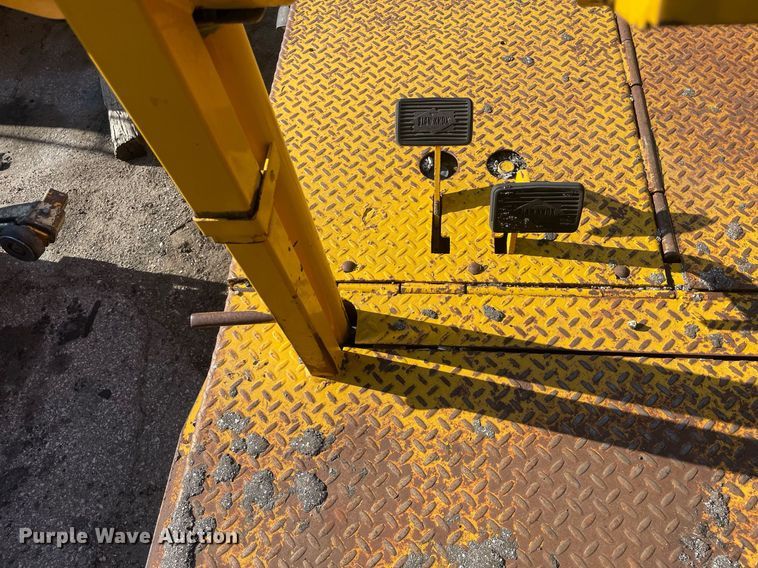 image for item LJ9624 1988 Blaw Knox PF-172  paver