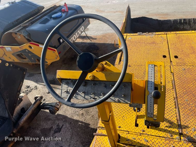 image for item LJ9624 1988 Blaw Knox PF-172  paver