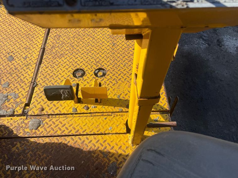 image for item LJ9624 1988 Blaw Knox PF-172  paver