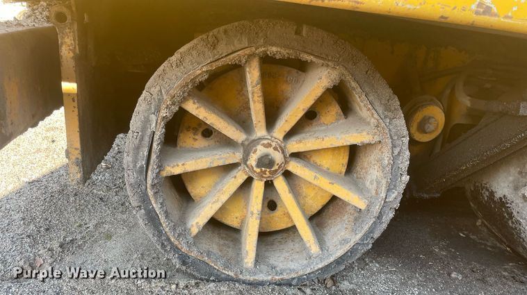 image for item LJ9624 1988 Blaw Knox PF-172  paver