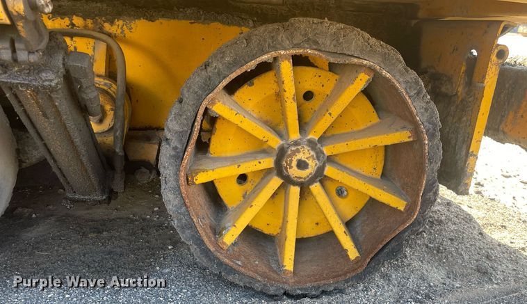 image for item LJ9624 1988 Blaw Knox PF-172  paver