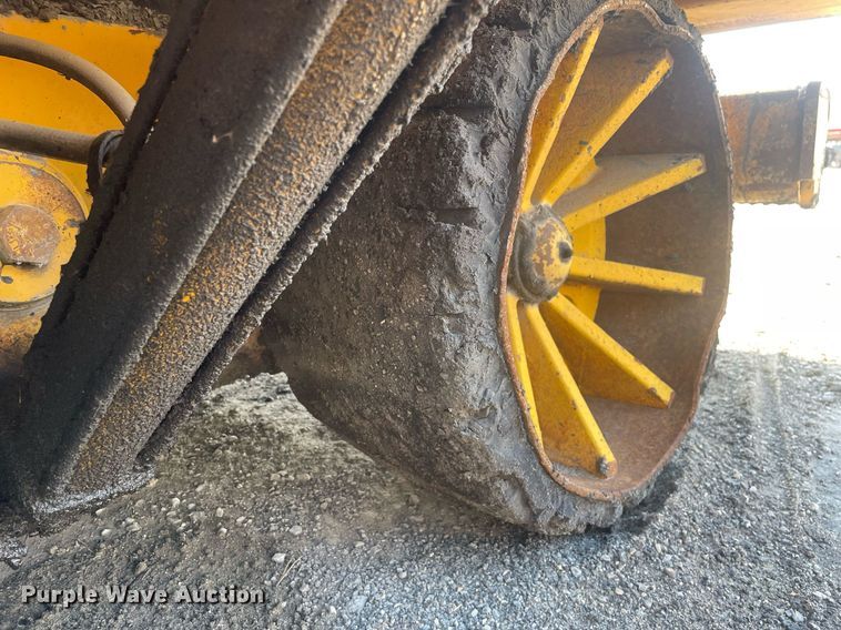 image for item LJ9624 1988 Blaw Knox PF-172  paver