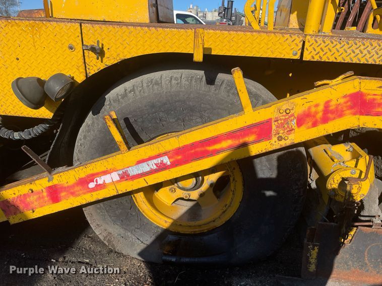 image for item LJ9624 1988 Blaw Knox PF-172  paver