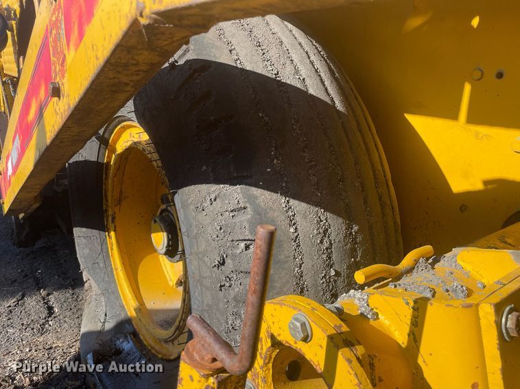 image for item LJ9624 1988 Blaw Knox PF-172  paver