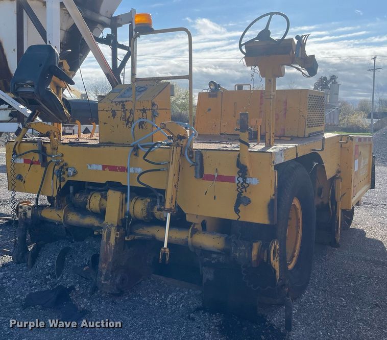 image for item LJ9624 1988 Blaw Knox PF-172  paver