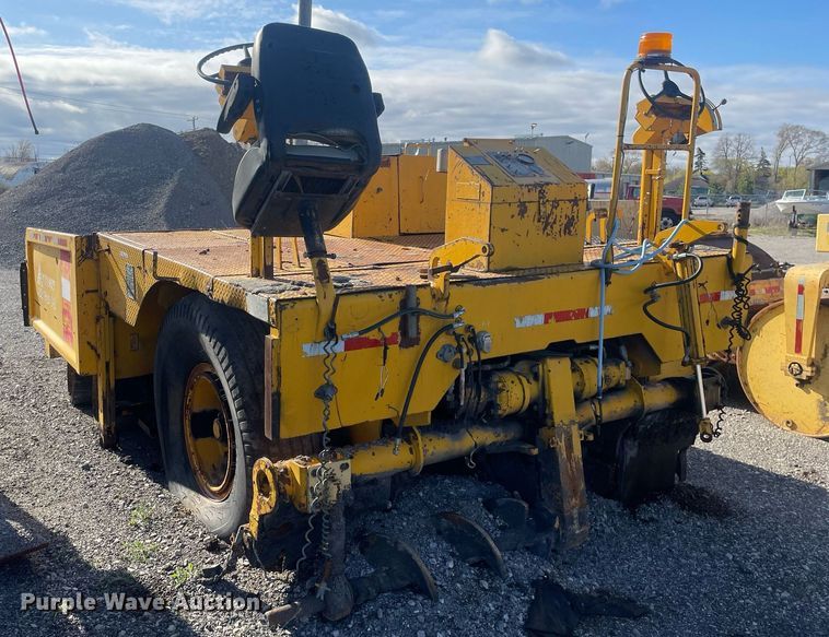 image for item LJ9624 1988 Blaw Knox PF-172  paver